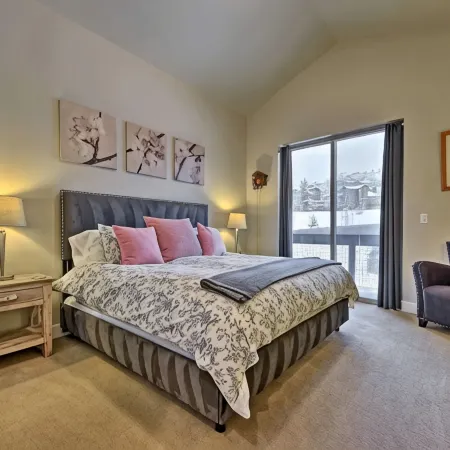 Family friendly 3 bdrm, hot tub, close to Canyons Village, interior designed