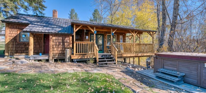 Tranquil Cabin on Sleeping Child Creek Hotels in Ravalli County