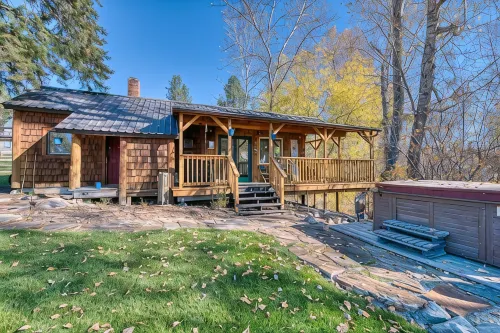 Tranquil Cabin on Sleeping Child Creek - Alppimaja