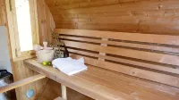 Eichhörnchen-in der Natur Zuhause-fass-sauna im Garten - 2-Star