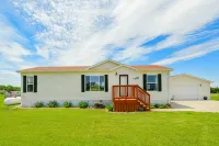 Three bedroom home on a large lot with a lake view - 3-Star