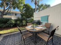 Beach Chair & Umbrella Service, Private Beach, Woof ok, BBQ, Pools, Pickle Ball! - Bungalows