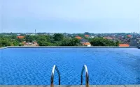 Front One Premier King Hotel - С тренажерным залом