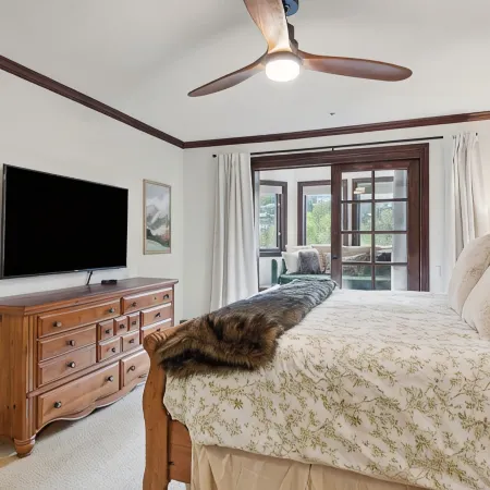 Spacious 2BD + Den, Ski In OutIn the Heart of Beaver Creek VillagePool jacuzzi
