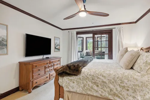 Spacious 2BD + Den, Ski In OutIn the Heart of Beaver Creek VillagePool jacuzzi - WiFi
