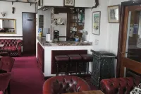 Plas Isa Hotel - parking
