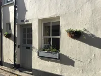 HOWTON COTTAGE - village cottage on coast path next to beaches - Wifi