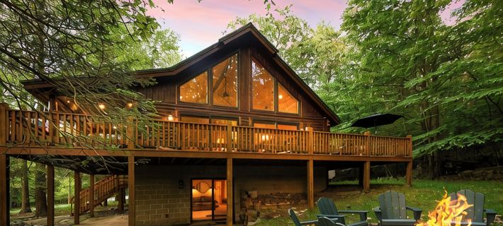 Logged & Loaded Cabin! 9Min to WISP! Hot tub, fire pit! Pets! EV charger! Hotels in Garrett County