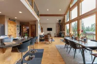 Modern Chalet with Lake Views in Marina Area - 4-Star