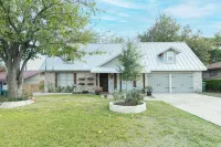 Family Central Oasis w/Pool Heating, Court, Game Room, Putt Putt, and Media Room - 私人泳池
