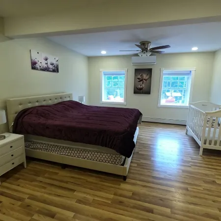 Cozy 4bd with the gym, sauna, hot tube seasonal pool