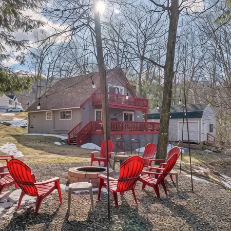 Cozy 4-Season Chalet + Lake Winni + Gunstock + Free Breakfast · Sleeps 8