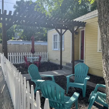Charming Cottage Walking Distance to Downtown! 2 King beds and gas fire pit