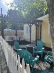 Charming Cottage Walking Distance to Downtown! 2 King beds and gas fire pit - บังกะโล