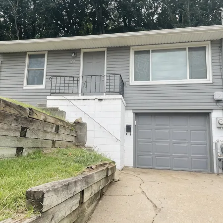 Cozy Council Bluffs Bungalow 10 mins from Omaha
