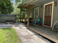 Old Country Charm 2 1/2 blocks from Main St Shopping/Private Get-a-Way w/Hot Tub - 鄉村度假屋