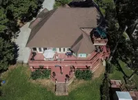The Grand Hamilton Retreat ~ Lake Front ~ Sleeps 15 ~ Memories Included - Homestays