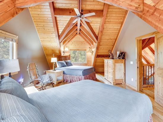 Top-Rated for Family Ski Vacation • Hot Tub • Firepit • 2 King Suites • 11 Beds