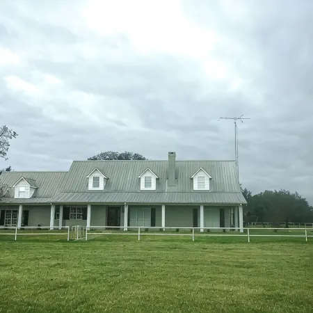 Modern Farmhouse Retreat on 55+ Acres Between DFW and Houston. Hoteles en Condado de Freestone