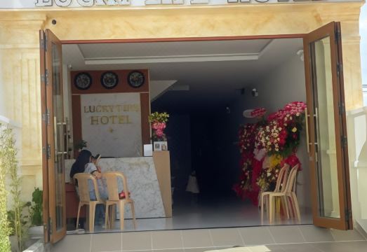 Lucky Life Hotel의 깔끔한 객실