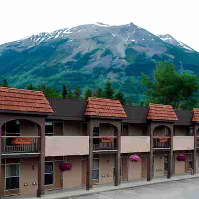 Maligne Lodge Hotel Exterior