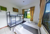 Poni Homestay Các khách sạn ở Serasa