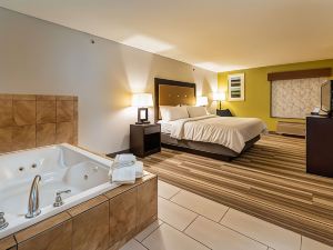 Holiday Inn Express & Suites South Haven