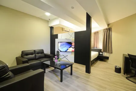 De Parkview Hotel Отели рядом с достопримечательностью «Big Coral Cave ,Gunung Karang Besar»