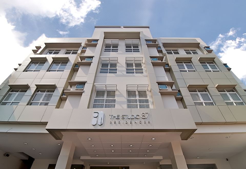 1. 더 스튜디오 8..