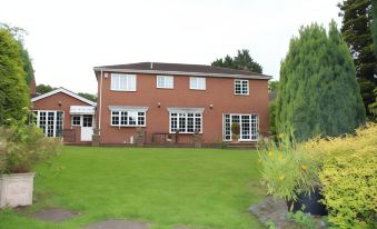 Lovely 10-Bed House in Birmingham with a Big Drive