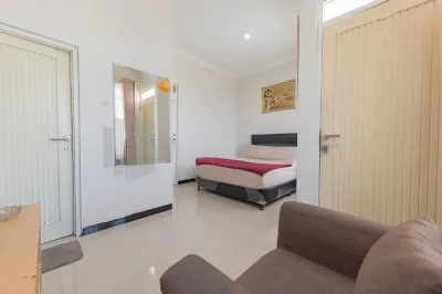 Wisma Brata 2 Mitra RedDoorz Hotel dekat Gereja Katolik St. Fransiskus Assisi Cibadak