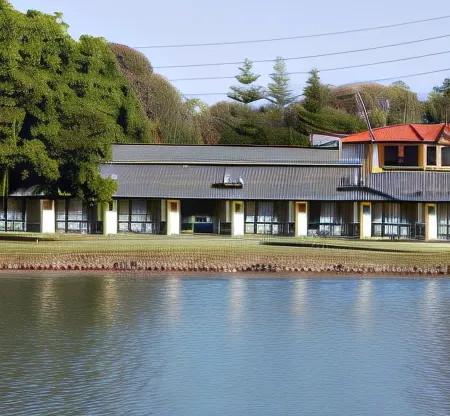 Hibiscus Lakeside Motel