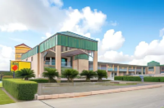 Super 8 by Wyndham Seguin Hotels in Seguin