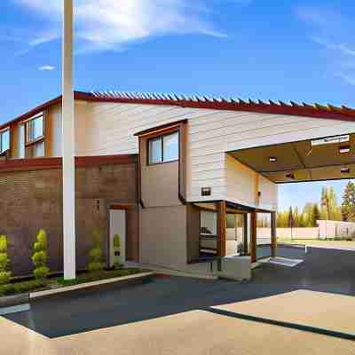Ramada by Wyndham Medford Airport North Hotel Exterior