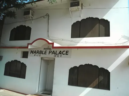 Hotel Marble Palace Отели рядом с достопримечательностью «Кандарья-Махадева»