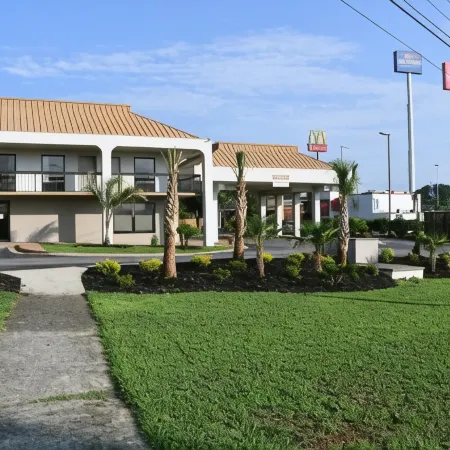 Baymont by Wyndham Macon I-75