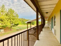 Weston Inn & Suites - parking