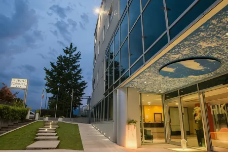 Hotel Kristal 3 Stelle Superior Отели рядом с достопримечательностью «Dinamico 2005»