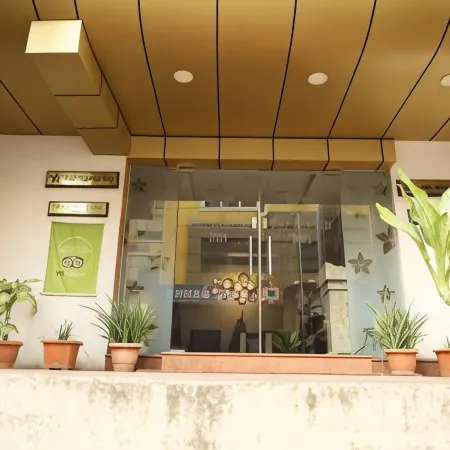 Taz Kamar Family Hotel Отели рядом с достопримечательностью «Конгресс-центр BKR»