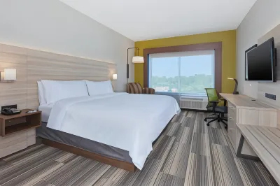 Holiday Inn Express & Suites Grand Rapids Airport - South