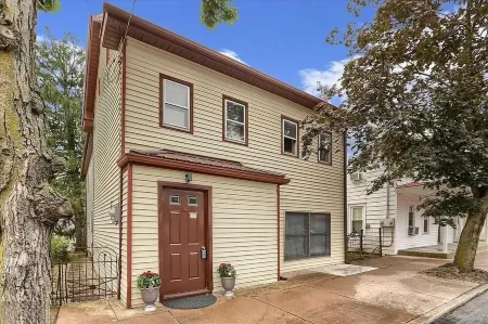 Wowza! Hot Tub, Theater Room + Stock Tank Pool 15 Minutes To Hershey Attractions