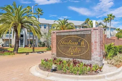 Coastal Treehouse, Heart of Destin! Walk to beach! Massive Balcony w/ Lake Views Hotels near Destin Harbor