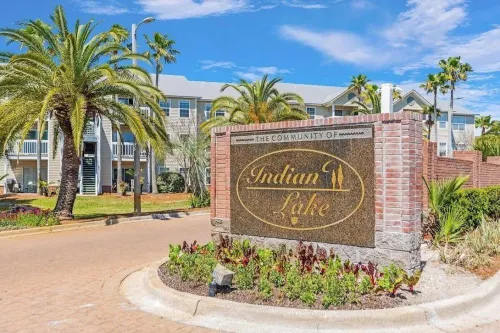Coastal Treehouse, Heart of Destin! Walk to beach! Massive Balcony w/ Lake Views