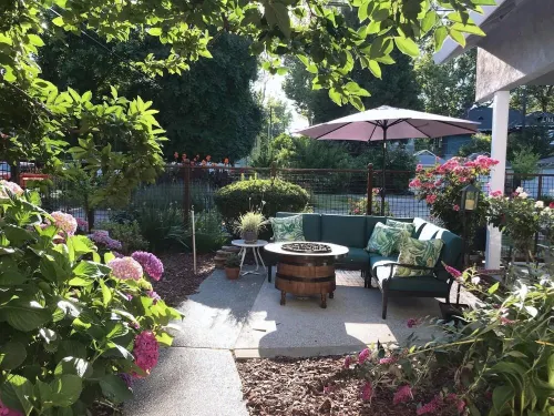 Detached Guest Cottage Backs to Private Park In Midtown Sacramento