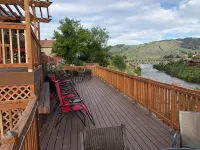 Yellowstone Riverside Cottages Hotels in Gardiner