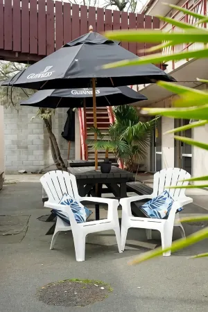 Bridge Backpackers Отели рядом с достопримечательностью «Tahunanui Beach»