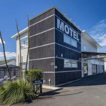 Asure Pukekura Motor Lodge Hotels near Brooklands Zoo