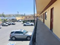 Villa Park Motel - parking
