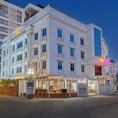 Click White House Residency, Vadodara Отели в г. Вадодара