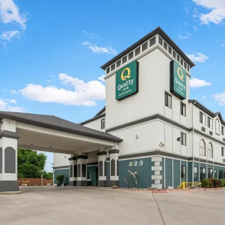 Quality Inn Near Seaworld - Lackland Отели рядом с достопримечательностью «Аквапарк Акватика в Сан-Антонио»